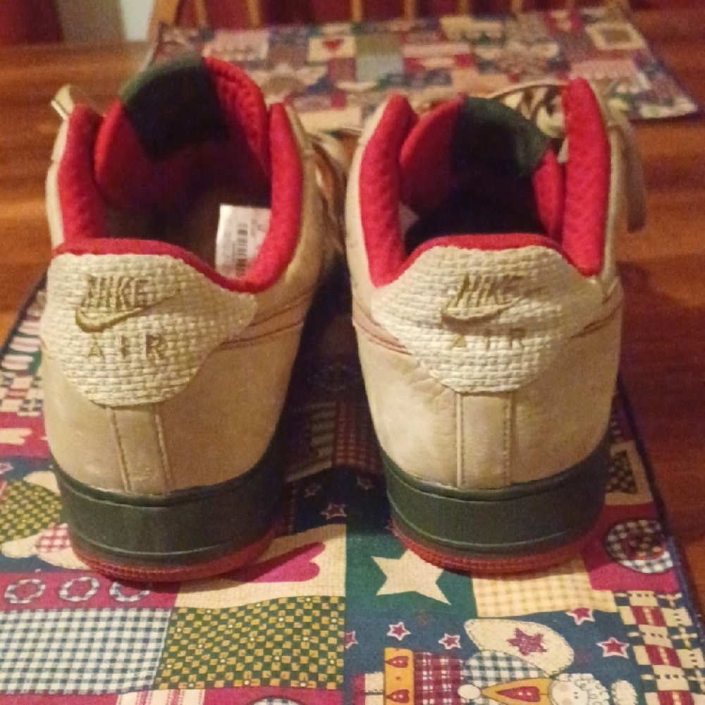 Nike Beige and Red Sneakers with Green Accents - Picture 4 of 7